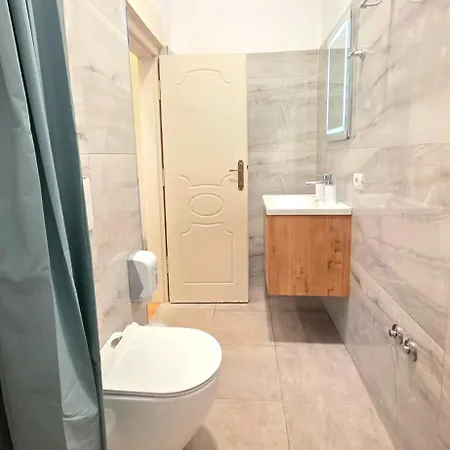 10 - Central, Access Himarë